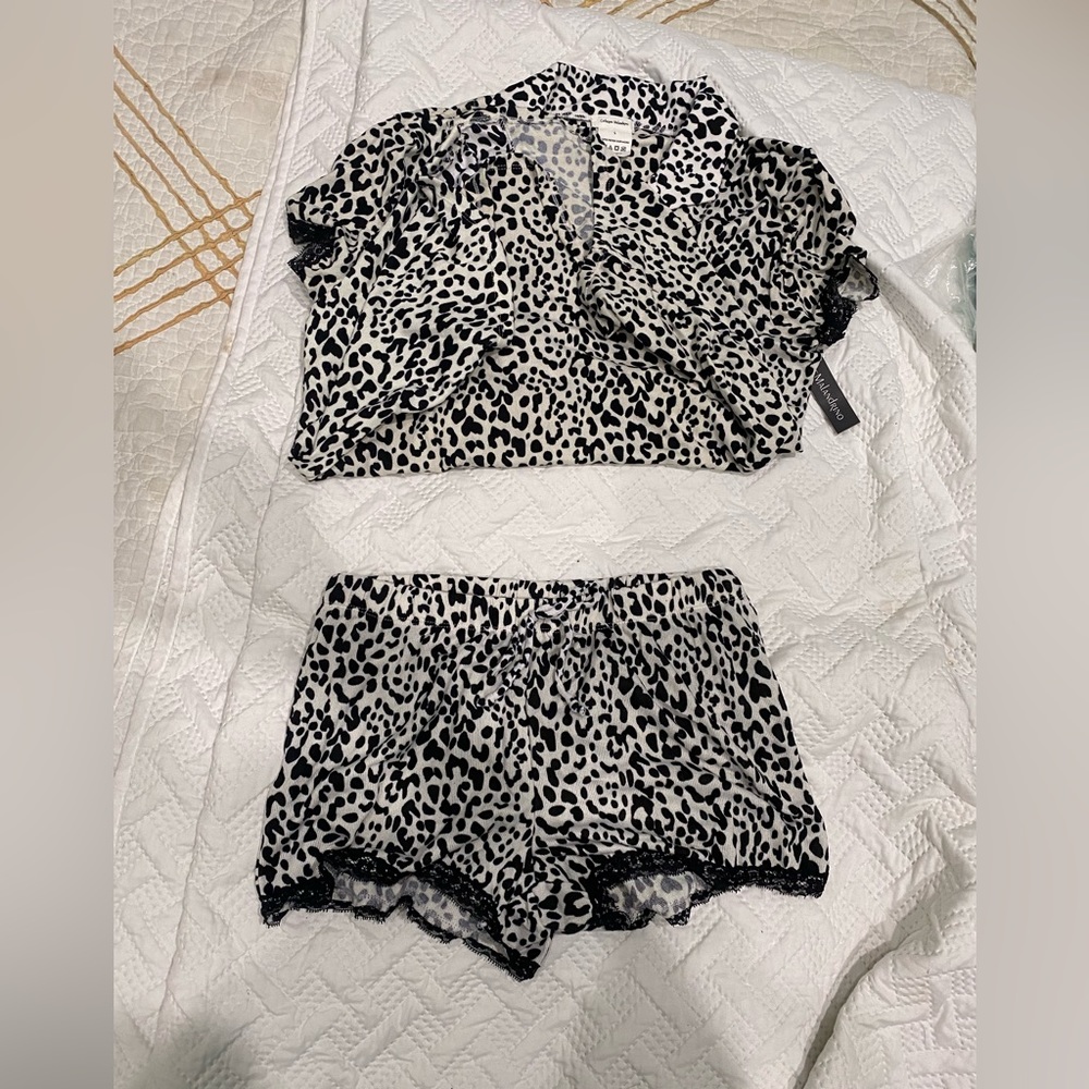 Black and white to set pajama piece very cute for women .